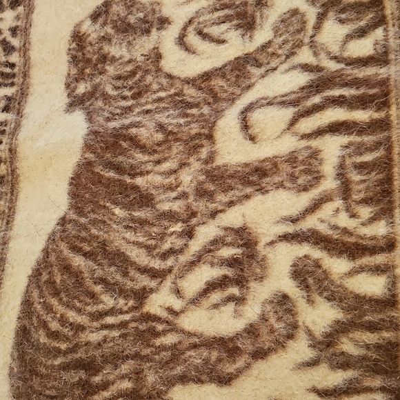 Peruvian Alpaca Wool Tiger Luxury Brown Cream Blanket. 55" X 66" - Picture 5 of 9
